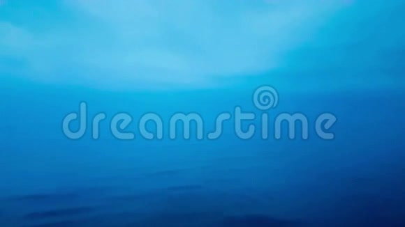 带着雾的大海希腊蓝色时刻的美丽景色视频的预览图