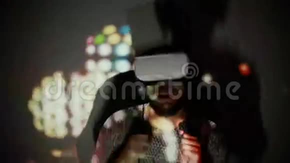 人使用VR头盔虚拟现实舞蹈模拟器视频的预览图
