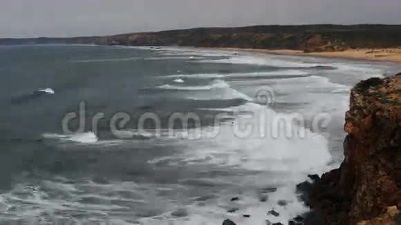 4K超高清时间带大浪的奇妙海滩视频的预览图