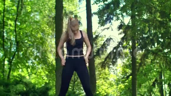 女人伸展双臂准备在户外跑步视频的预览图