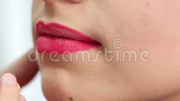 涂口红前用红唇铅笔画出嘴唇的轮廓化妆师做化妆女孩视频的预览图