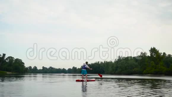 帅哥站在皮艇上游泳视频的预览图