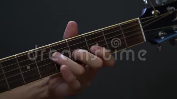 吉他手在录音室弹声吉他视频的预览图