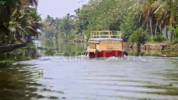 旅游船沿河移动热带棕榈滩视频的预览图