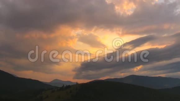 美丽的乡村风光天空阴云密布山脉密布视频的预览图