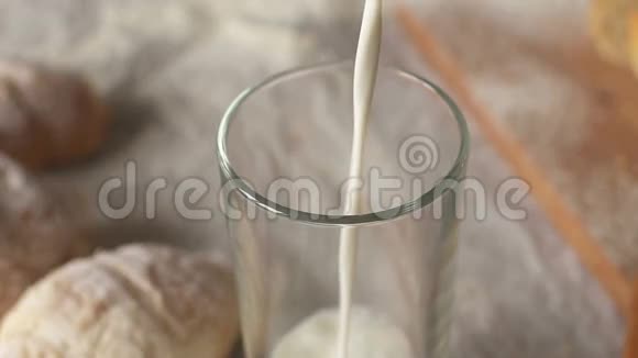 慢动作牛奶倒入玻璃特写视频的预览图