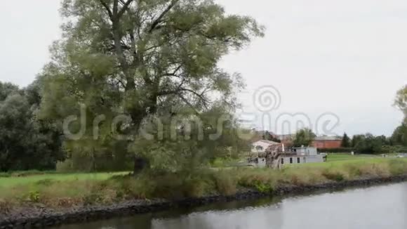 加兹村沿着哈维尔河和船一起开车典型的草地和柳树景观哈维尔兰地区德国视频的预览图