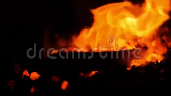 将燃烧的煤卷放入火堆视频的预览图