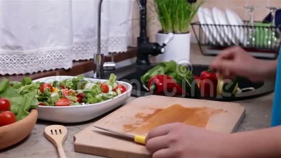 剁碎生菜叶做新鲜蔬菜沙拉视频的预览图