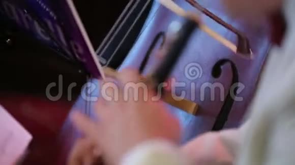 音乐家演奏双簧管视频的预览图