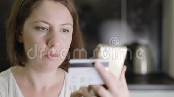 女孩在智能手机上输入信用卡号码视频的预览图