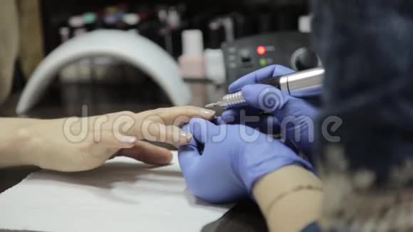 用指甲油中的指甲工具接收去角质工序视频的预览图
