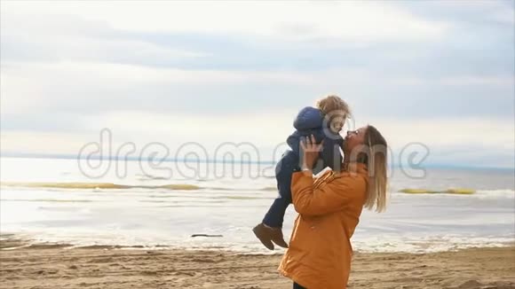 家庭幸福年轻漂亮的母亲抱着小女儿视频的预览图