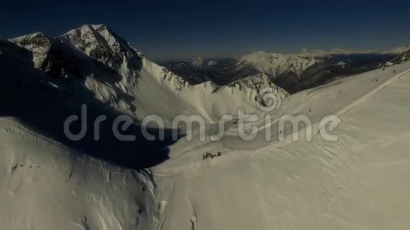 在山顶上滑雪空中录像视频的预览图