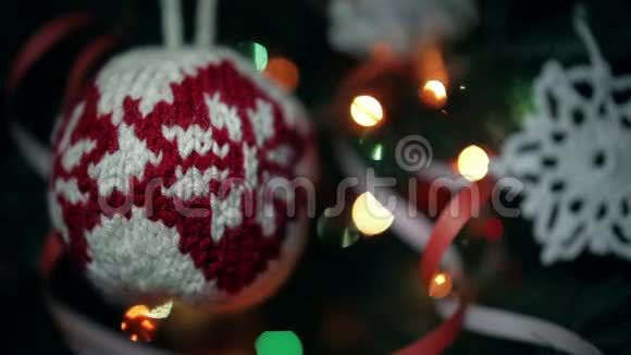 圣诞节手工装饰一个针织球和一个钩编雪花视频的预览图