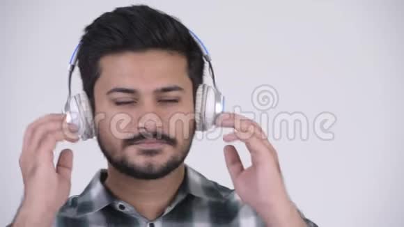 留胡子的印度年轻人听音乐的肖像视频的预览图
