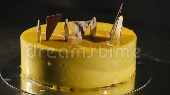 蛋糕加橙色慕斯和巧克力在镜面釉选择性重点视频的预览图