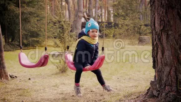 小女孩在森林里玩秋千视频的预览图