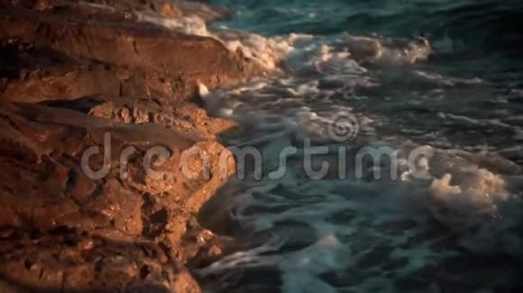 傍晚时海岩和海浪都会靠近视频的预览图