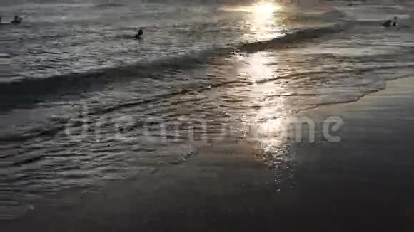 灿烂的海洋海滩日出视频的预览图