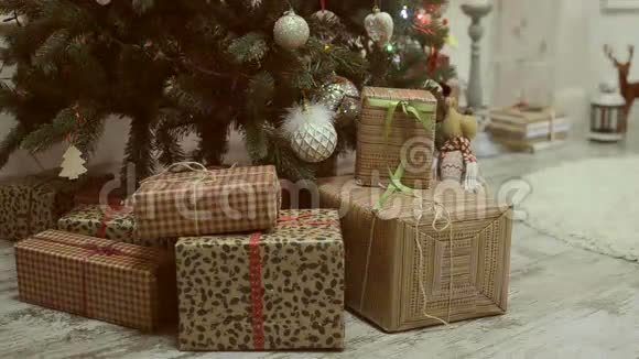 圣诞节和新年的玩具在圣诞树上闪烁的灯光视频的预览图