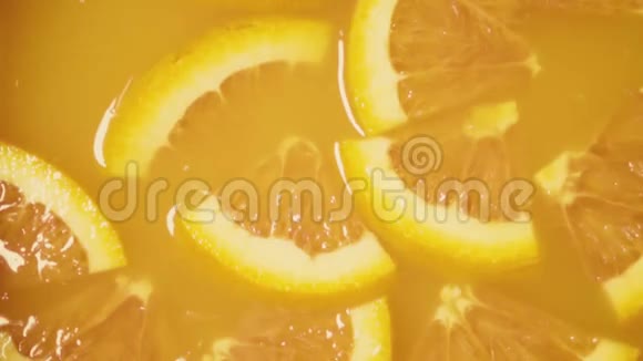 橙汁中的慢动作顶部有四分之一的冰视频的预览图