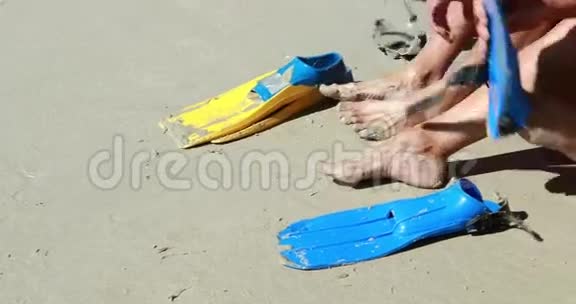 在海滩上戴脚蹼的老夫妇视频的预览图