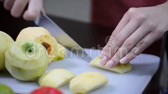 切苹果切片厨师在厨房的木板上切健康的苹果视频的预览图