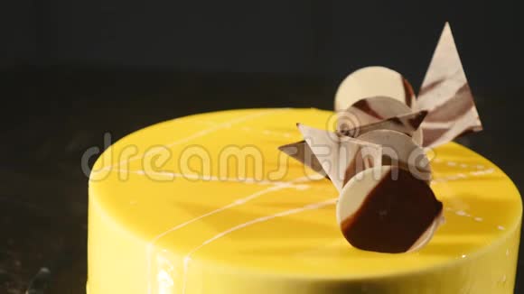 蛋糕加橙色慕斯和巧克力在镜面釉选择性重点视频的预览图