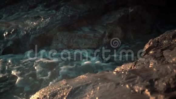 傍晚时海岩和海浪都会靠近视频的预览图