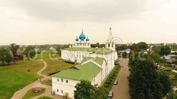俄罗斯金环苏兹达尔古镇克里姆林宫的鸟瞰图视频的预览图
