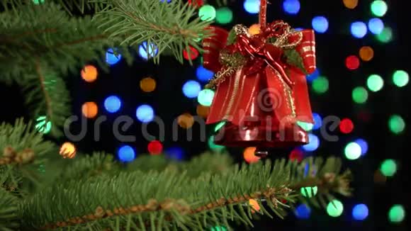 节日背景彩色模糊花环树饰圣诞钟视频的预览图