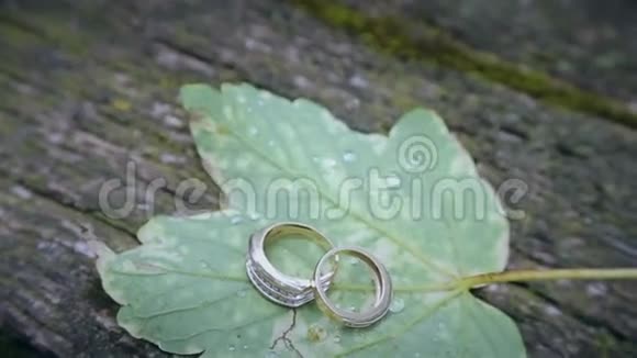 绿叶上的结婚戒指视频的预览图