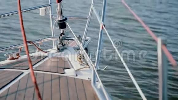 帆船鼻部的特写镜头穿过水面在阳光明媚的日子里在公海上迎风航行视频的预览图
