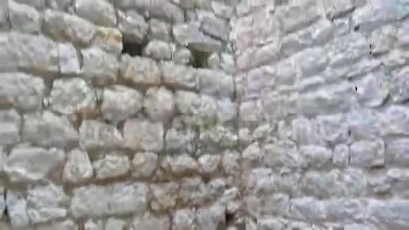 在城堡废墟的塔里仰望视频的预览图