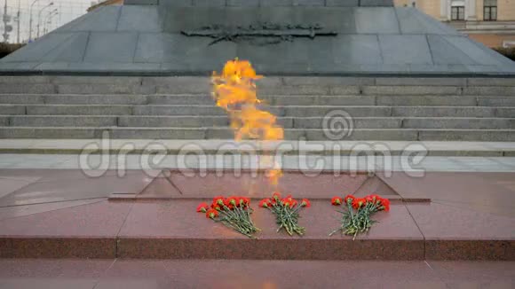 白俄罗斯明斯克胜利广场上永恒的火焰慢速180英尺视频的预览图