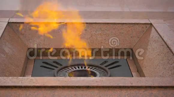 白俄罗斯明斯克胜利广场上永恒的火焰慢速180英尺视频的预览图
