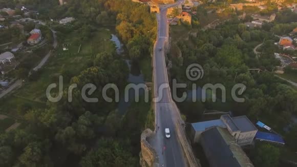 乌克兰卡梅涅茨波多尔斯基城堡的空中日落拍摄视频的预览图