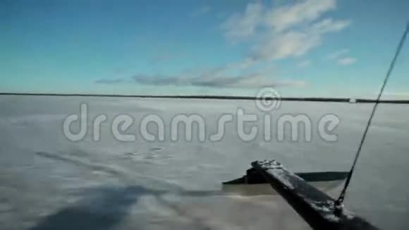 冰船的溜冰鞋在冰上高速行驶视频的预览图