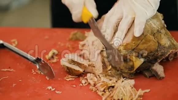 厨师切烤羊肉肉视频的预览图