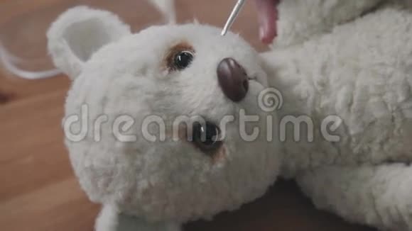 制作玩具熊的过程主人画一个玩具美好的微笑视频的预览图