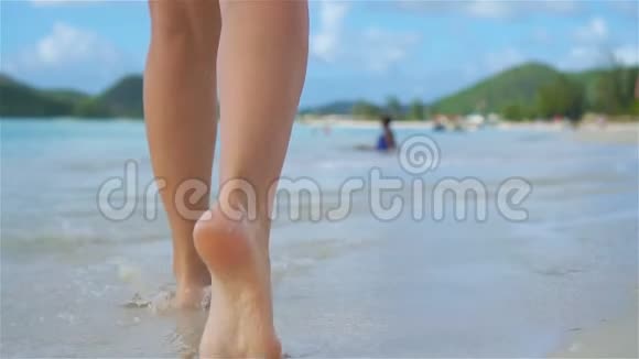 在海滩上赤脚行走的女性的脚动作缓慢视频的预览图