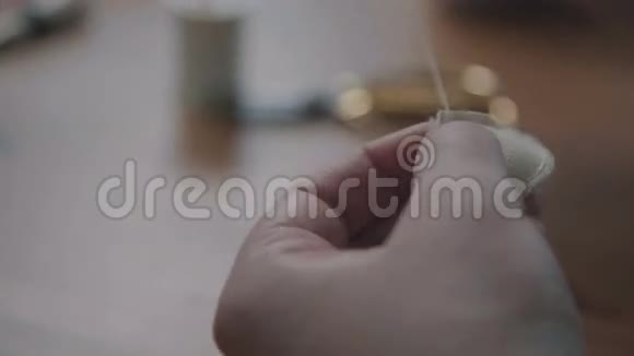 英内运动技能用针缝制女性手视频的预览图