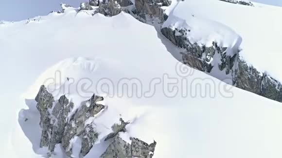 瑞士山后乡村岩石雪空中4k视频的预览图