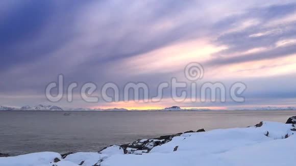 挪威北部一个美丽的冬季结束时森贾岛上的日落视频的预览图