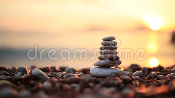 平衡海滩上的石头心灵的平静平衡生活会不会视频的预览图