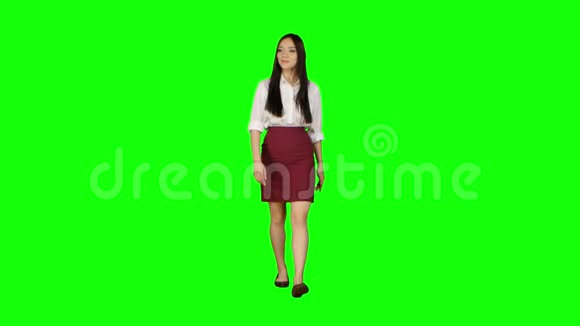 亚洲貌美的女孩去工作挥动她的手绿色屏幕视频的预览图