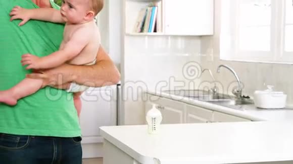 沮丧的父亲抱着他的孩子视频的预览图