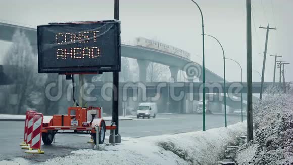 高速公路在大雪中穿过地下公路视频的预览图