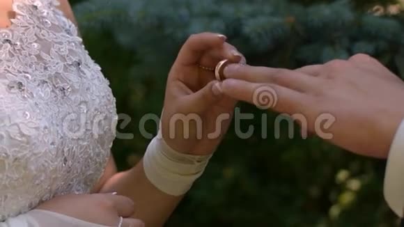 温柔的新娘戴着新郎戒指婚礼仪式视频的预览图